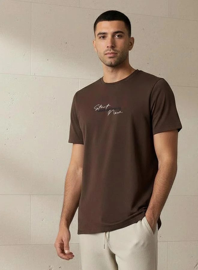 ايكونيك تيشيرت رجالي عصري بقصة ضيقة وياقة دائرية وأكمام قصيرة وطبعة شعار